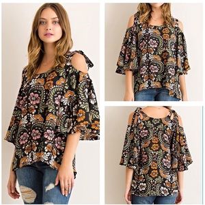 Entro off the shoulder w/flowy sleeve top size Sm